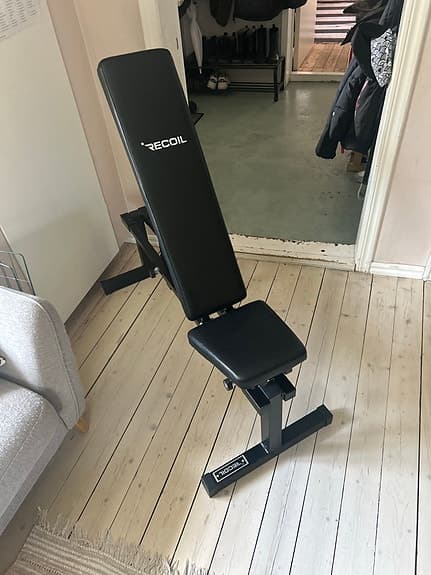 Recoil träningsbänk justerbar svart