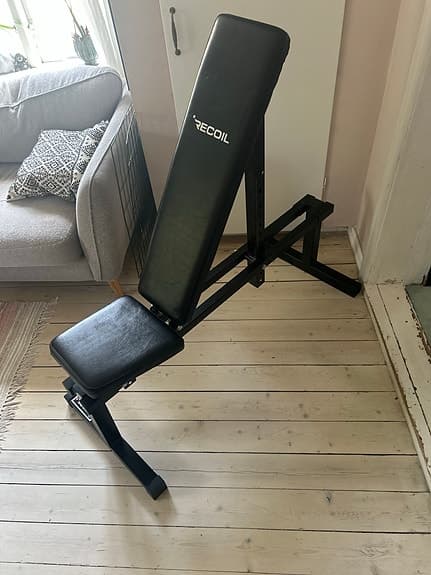 Recoil träningsbänk justerbar svart