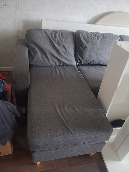 Soffa och stor lampa