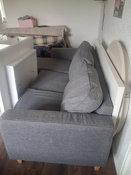 Soffa och stor lampa