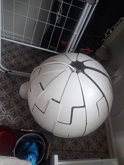 Soffa och stor lampa