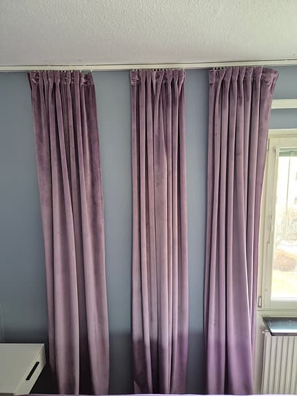 Sammetsgardiner tre stycken 245 x 140 cm. Gardiner sammet