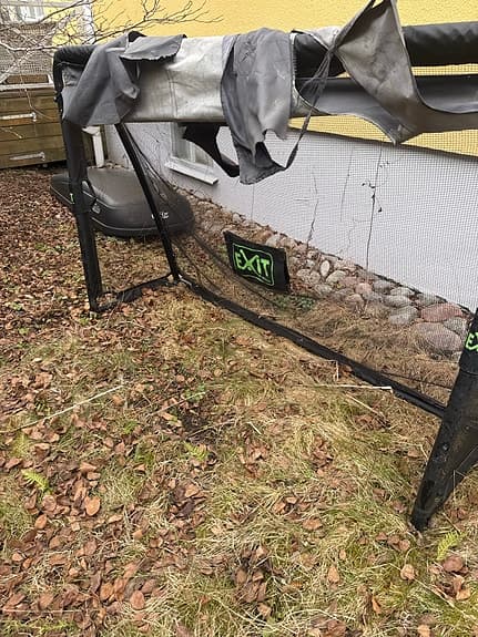 Fotbollsmål av märket Exit.