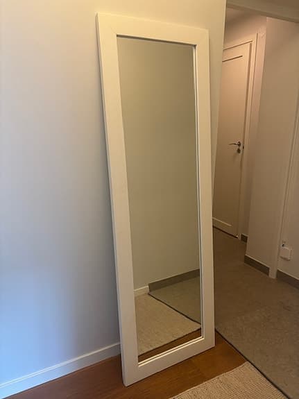 Stor spegel med vit träram