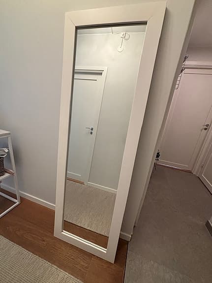 Stor spegel med vit träram