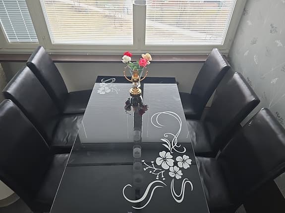 Matgrupp – bord + 6 stolar
