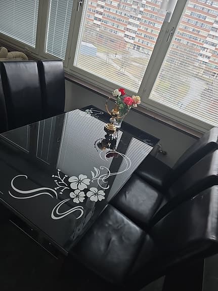 Matgrupp – bord + 6 stolar