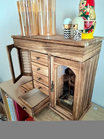 Elegant smyckesskrin i trä – lyxig förvaring med glas & många fa