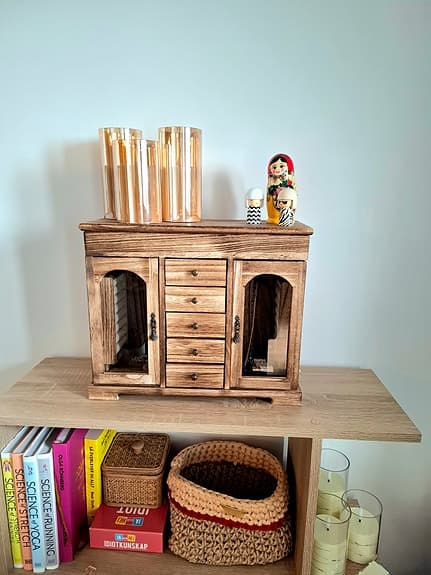 Elegant smyckesskrin i trä – lyxig förvaring med glas & många fa