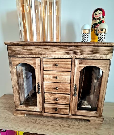 Elegant smyckesskrin i trä – lyxig förvaring med glas & många fa