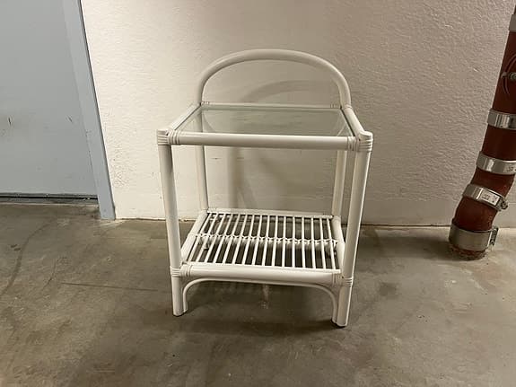 DUX sängbord vit rotting med glasskiva