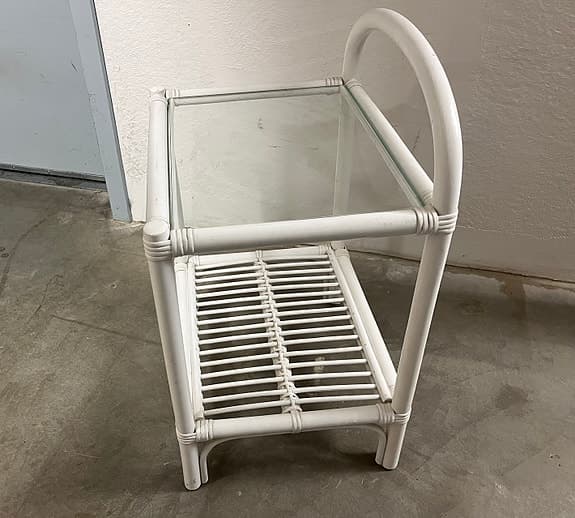 DUX sängbord vit rotting med glasskiva