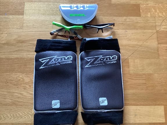 Säljer målvaktsskydd samt två par glasögon