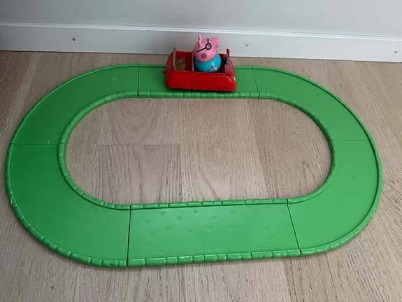 Peppa Pig lekset bil med oval grön bana plast