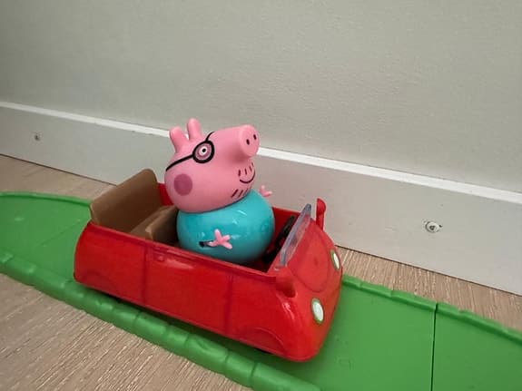 Peppa Pig lekset bil med oval grön bana plast