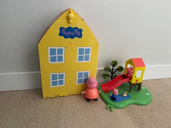 Peppa Pig lekset hus och lekplats med figurer