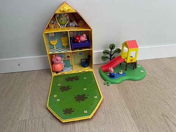 Peppa Pig lekset hus och lekplats med figurer