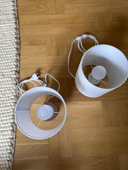 Bordslampor från Kave Home i keramik med terracotta-finish