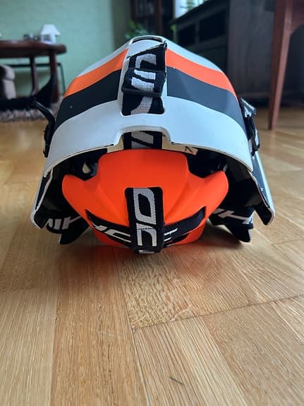 Unihoc målvaktshjälm innebandy vit orange
