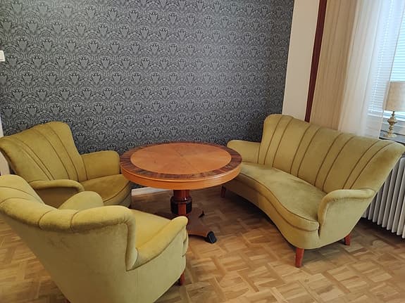 Äldre soffgrupp som är omklädd