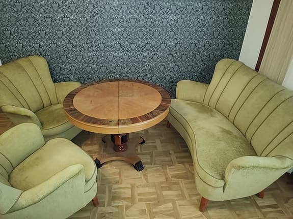 Äldre soffgrupp som är omklädd
