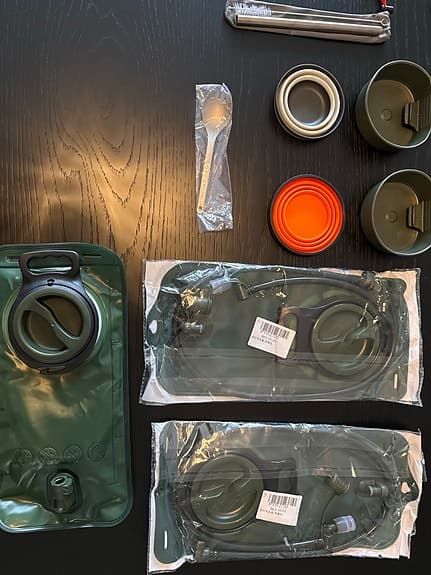 Campingkit / Friluftspaket – vattenblåsor + kåsor + tillbehör (nästan nytt)
