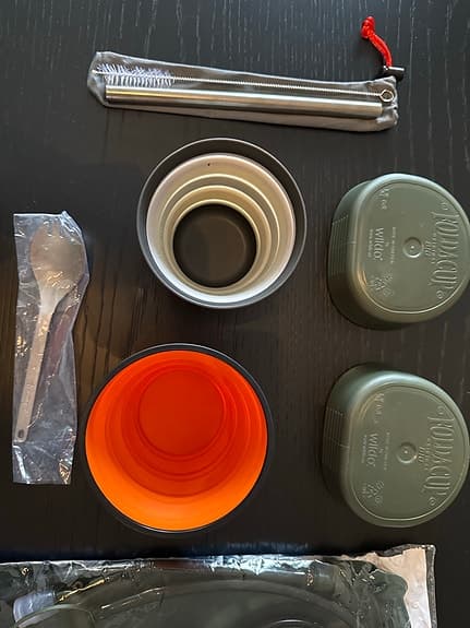 Campingkit / Friluftspaket – vattenblåsor + kåsor + tillbehör (nästan nytt)