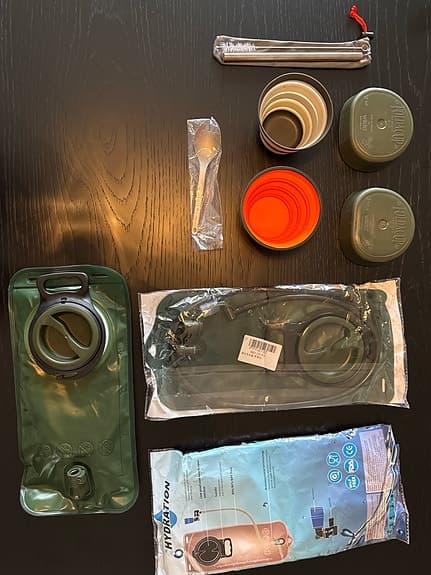 Campingkit / Friluftspaket – vattenblåsor + kåsor + tillbehör (nästan nytt)