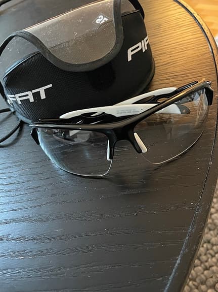 Pirat sportglasögon svart/vit med fodral
