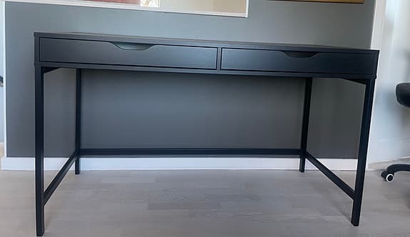 Skrivbord Alex från ikea.