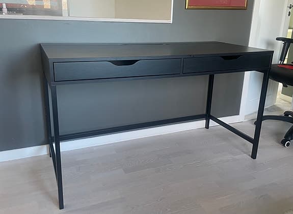 Skrivbord Alex från ikea.