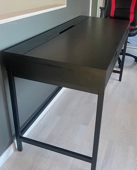Skrivbord Alex från ikea.