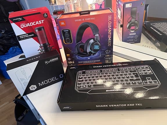 Gaming paket- Mikrofon, Headset, Mus, Tangentbord. Nypris ca 5 300kr.