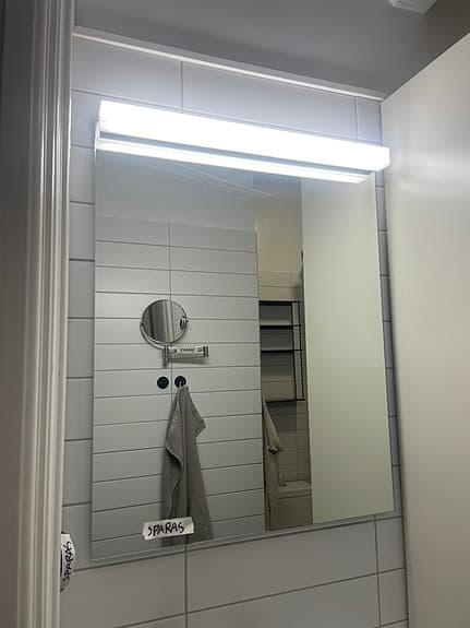 Badrumsspegel med lampa, Svedbergs