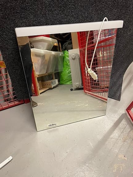 Badrumsspegel med lampa, Svedbergs