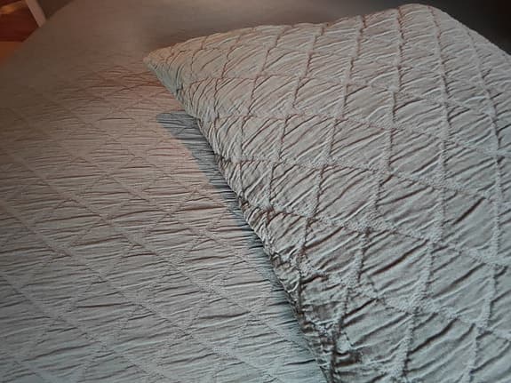 Sängöverkast och matchande kuddar