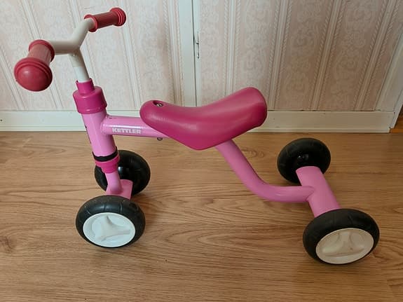 Barnleksaker säljes i paket – gunghäst, åkcykel och träleksak
