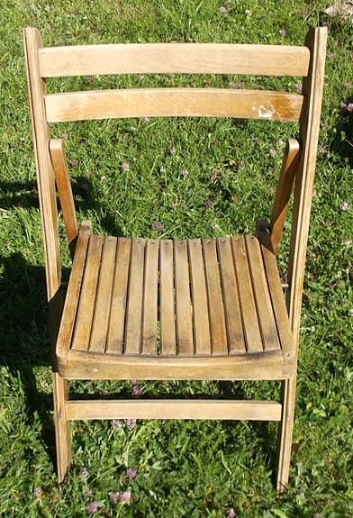Klappstol hopfällbar. Tar liten plats.