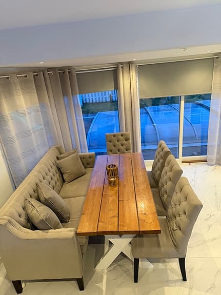 Matgrupp med tillhörande soffa