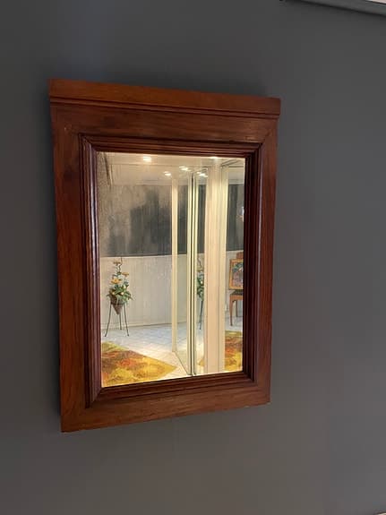 Antik spegel med träram från början av 1900 talet