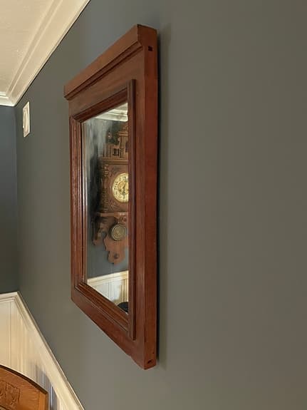 Antik spegel med träram från början av 1900 talet