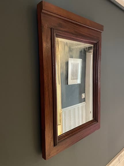 Antik spegel med träram från början av 1900 talet