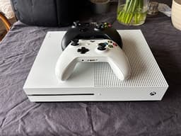 Microsoft Xbox One S spelkonsol vit med två handkontroller + spel