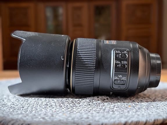 Nikon AF-S NIKKOR 105mm f/2.8G IF-ED VR makroobjektiv svart