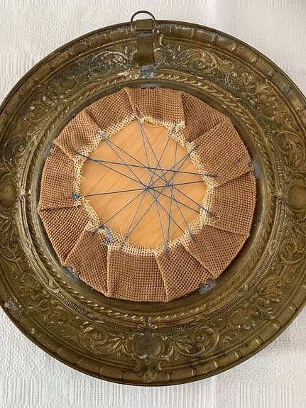 Antika handbroderade väggtavlor