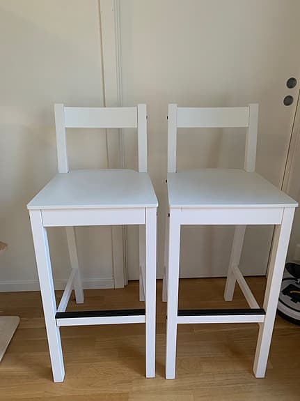2 bar stools