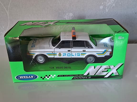 Welly NEX Volvo 240 GL polisbil modellbil 1:24 vit