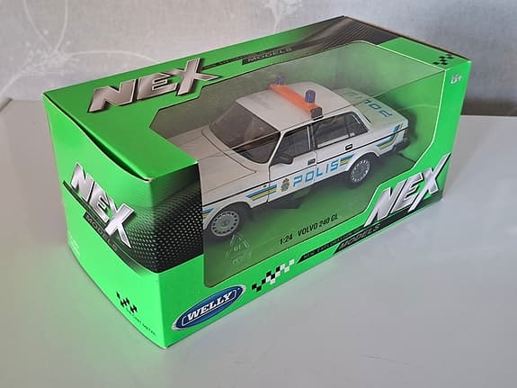 Welly NEX Volvo 240 GL polisbil modellbil 1:24 vit