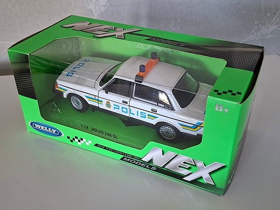 Welly NEX Volvo 240 GL polisbil modellbil 1:24 vit