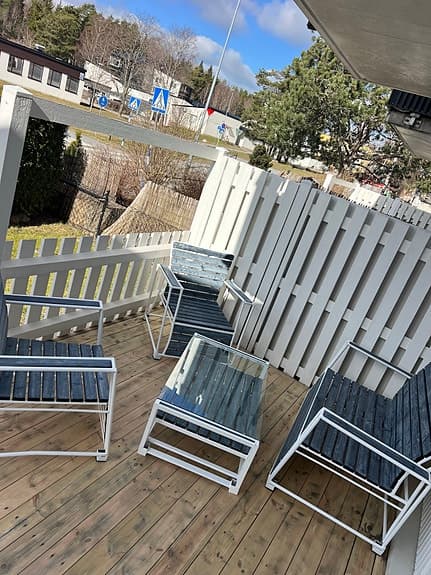 Utemöbelset soffa fåtöljer bord metall trä glas skiva blå vit